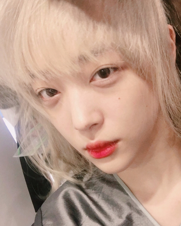 Thấy Krystal diện tóc ngắn, Sulli cũng cắt tóc nhuộm vàng