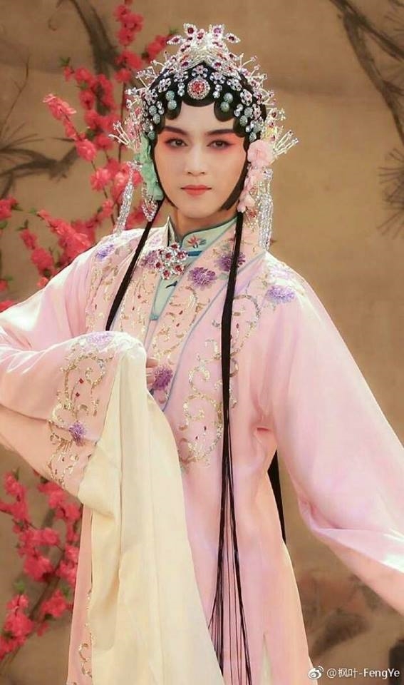 Màn giả gái của Trần hiểu gây chú ý đặc biệt.