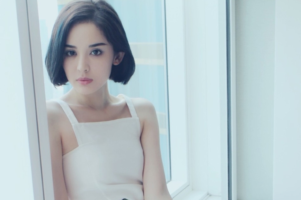 Cô Lực na Trát trông thật quý phái trong kiểu tóc ngắn đa dạng.