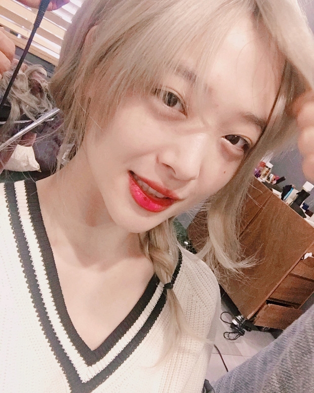 Thấy Krystal diện tóc ngắn, Sulli cũng cắt tóc nhuộm vàng