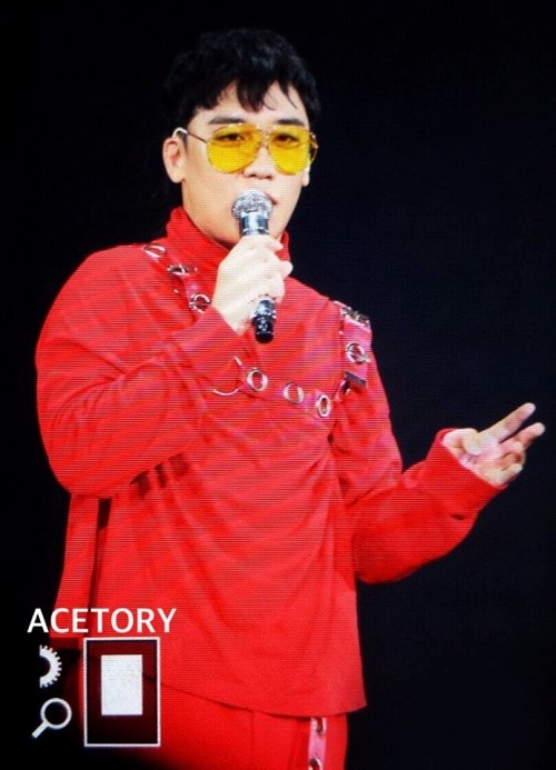 Seungri mặc trang phục của G-Dragon để lên sân khấu.