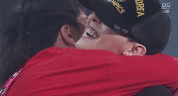 Khoảnh khắc của G-Dragon và Seungri ôm chầm lấy nhau hạnh phúc.