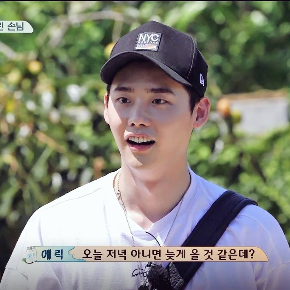 Hài hước cảnh Lee Jong Suk cảm thấy tự ti khi đụng độ 2 trai đẹp