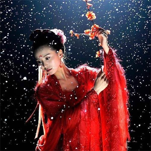 Ngất ngây vẻ đẹp của mỹ nhân Hoa Ngữ dưới trời tuyết trắng
