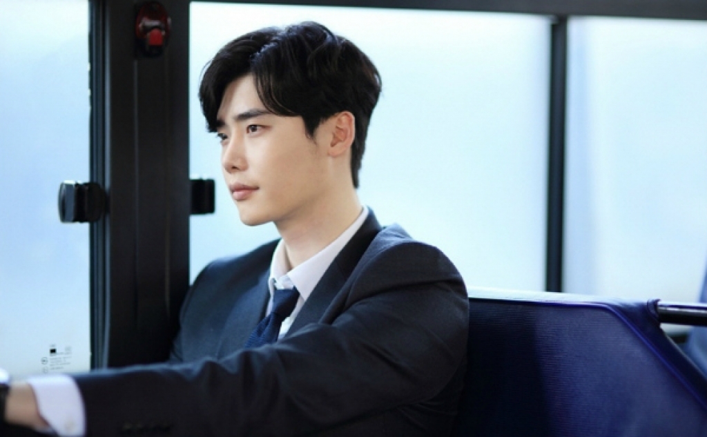 Hài hước cảnh Lee Jong Suk cảm thấy tự ti khi đụng độ 2 trai đẹp