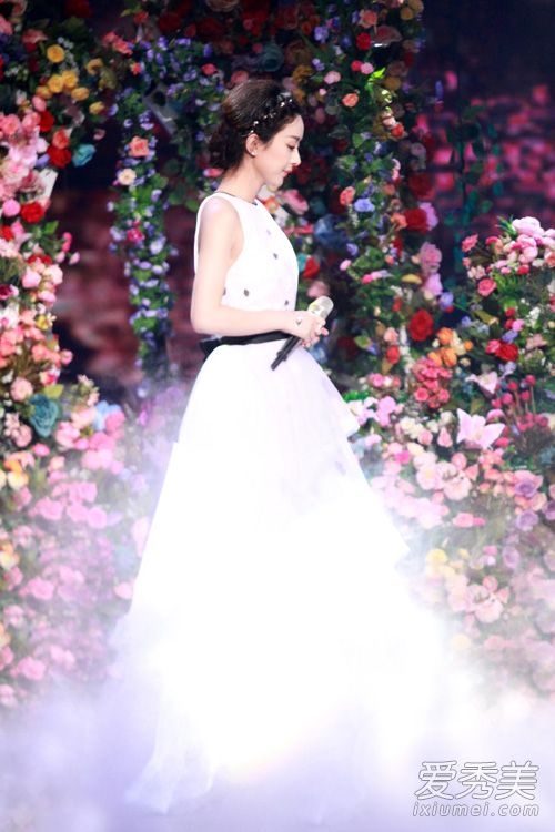 Chiếc đầm nằm trong bộ sưu tập váy cưới Xuân Hè 2016 của Badgley Mischka này rất phù hợp với phong cách thời trang nữ tính và nhẹ nhàng của Triệu Lệ Dĩnh.