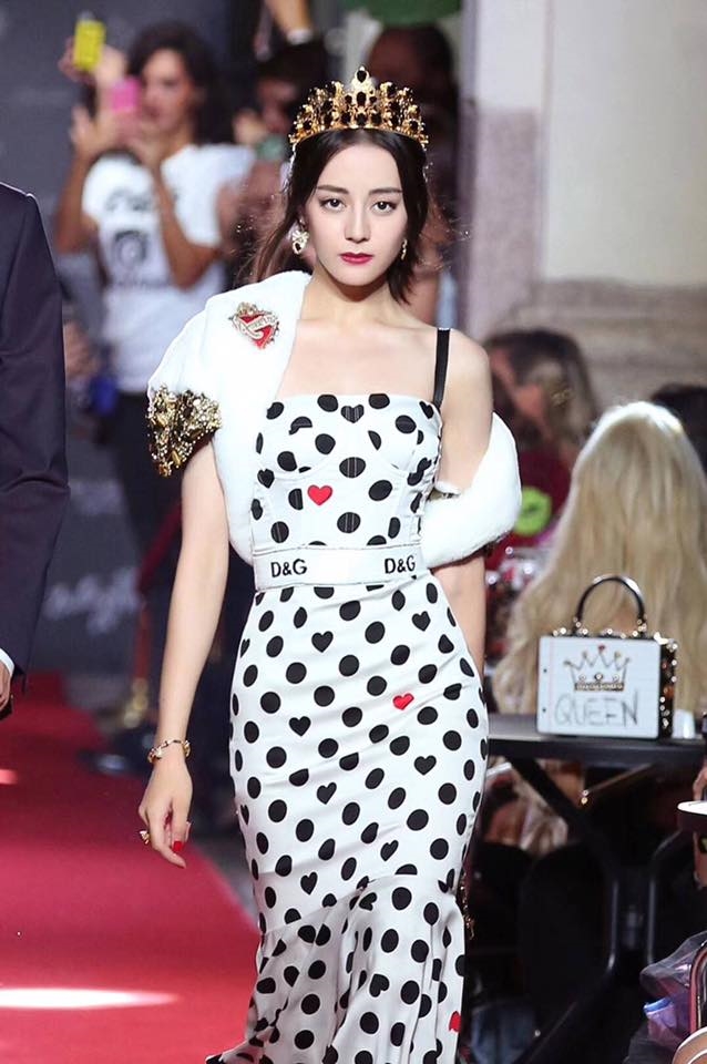Tiểu Địch khoe sắc trong thiết kế ấn tượng của Dolce & Gabbana.