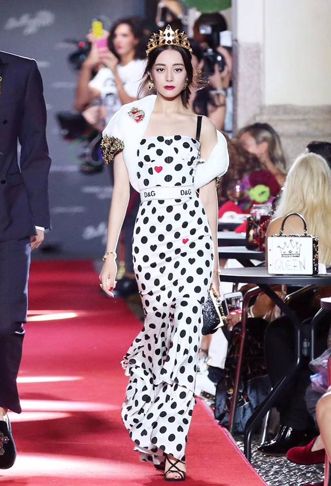 Nàng “Lệ Cơ” bước đi đầy tự tin trên sàn runway.
