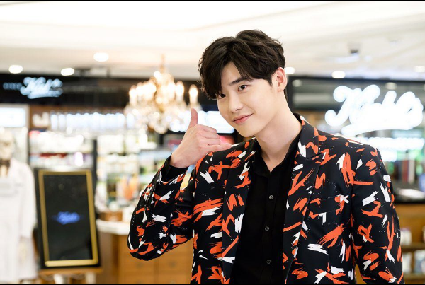 Hài hước cảnh Lee Jong Suk cảm thấy tự ti khi đụng độ 2 trai đẹp