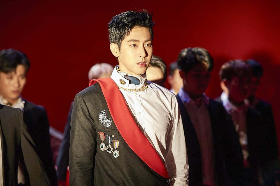 Đẳng cấp huyền thoại: TVXQ Yunho chẻ hai mái làm cameo cũng gây sốt