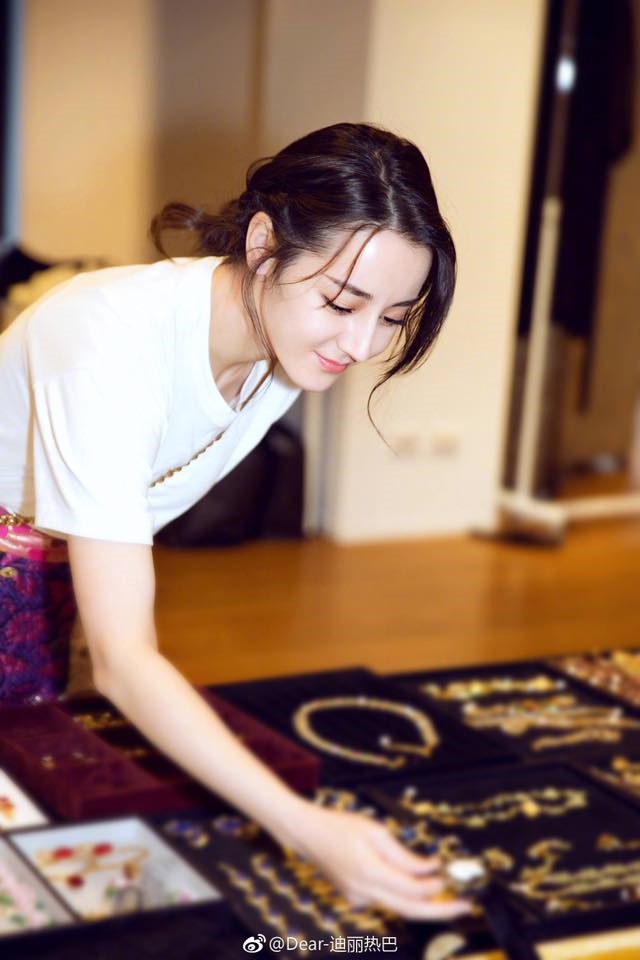 Nàng “mỹ nhân vạn người mê” thu hút mọi ánh nhìn.