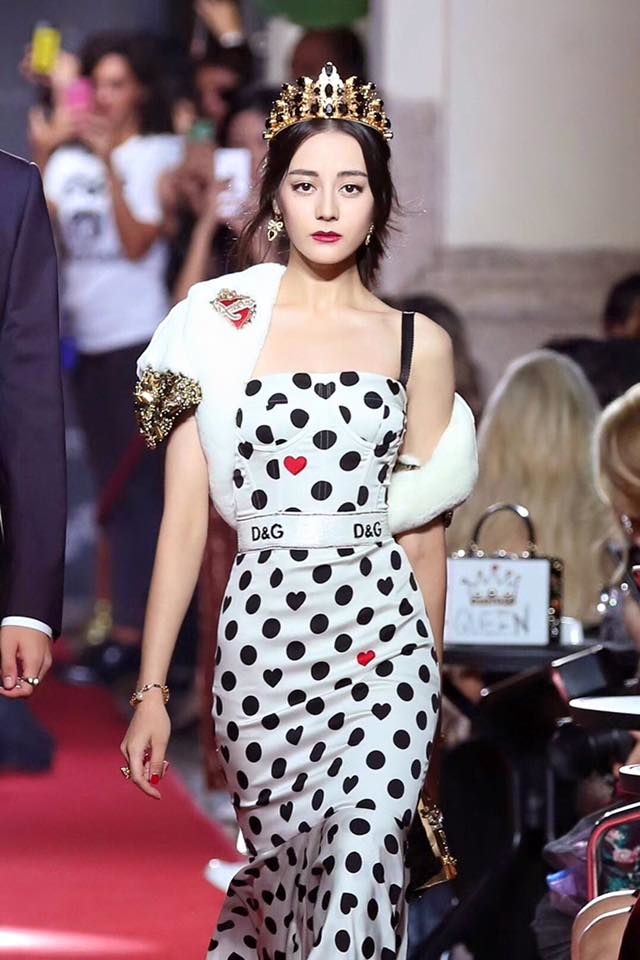 Tiểu Địch khoe sắc trong thiết kế ấn tượng của Dolce & Gabbana.