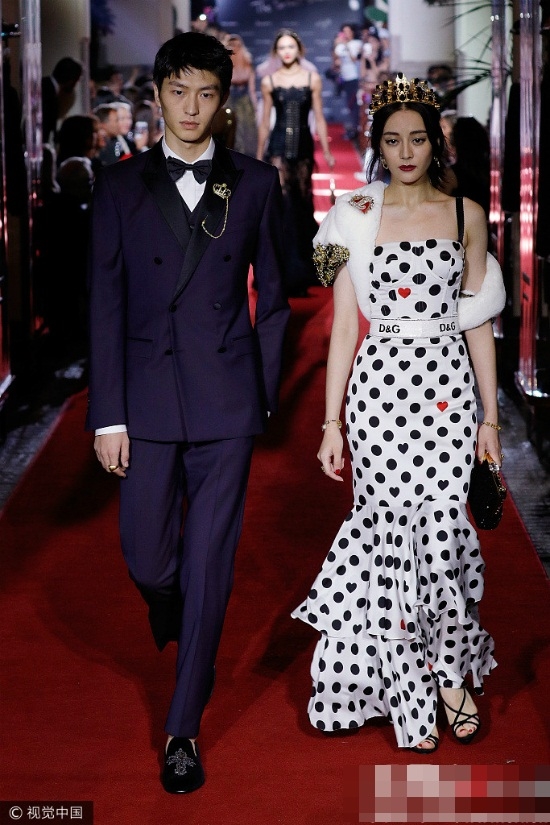 Hình ảnh Địch Lệ Nhiệt Ba và Kim Đại Xuyên trong show Dolce & Gabbana của Tuần Lễ thời trang Milan.