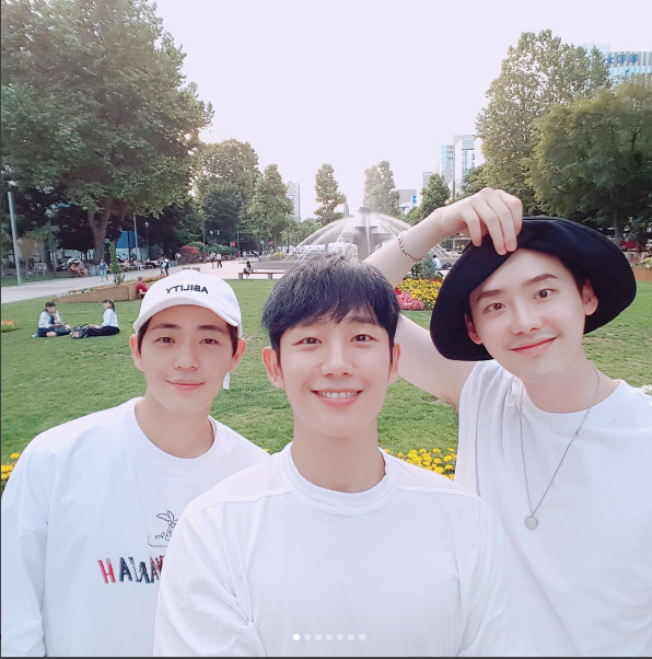 Hài hước cảnh Lee Jong Suk cảm thấy tự ti khi đụng độ 2 trai đẹp