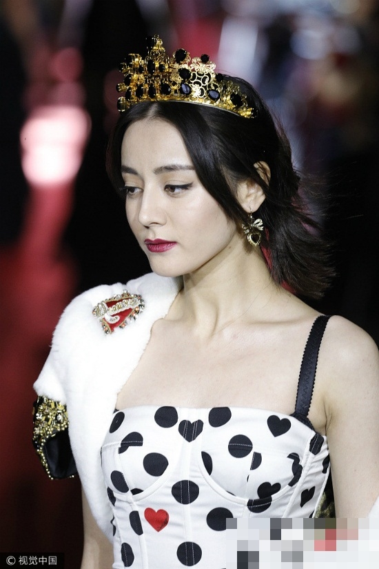 Tiểu Địch khoe sắc trong thiết kế ấn tượng của Dolce & Gabbana.