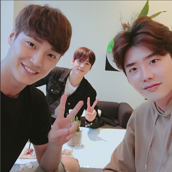 Hài hước cảnh Lee Jong Suk cảm thấy tự ti khi đụng độ 2 trai đẹp