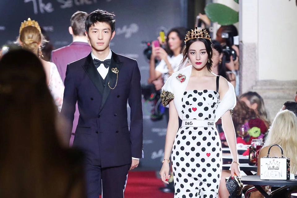 Hình ảnh Địch Lệ Nhiệt Ba và Kim Đại Xuyên trong show Dolce & Gabbana của Tuần Lễ thời trang Milan.