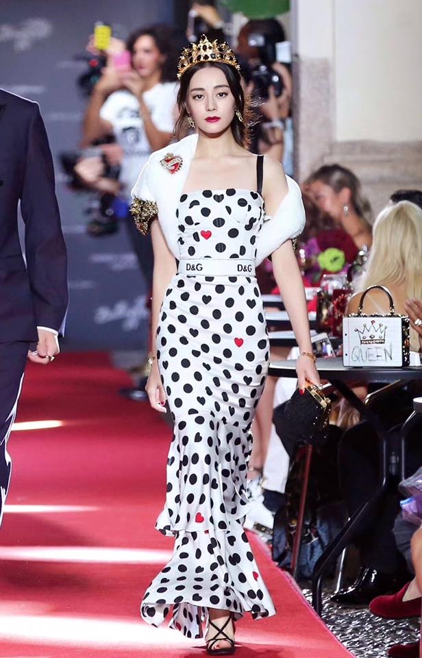 Nàng “Lệ Cơ” bước đi đầy tự tin trên sàn runway.