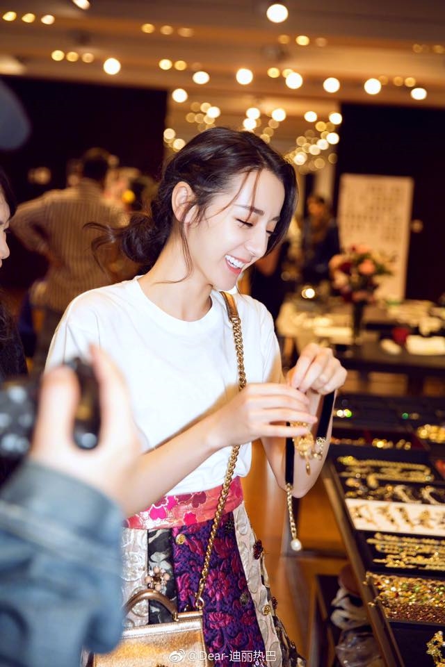 Nàng “mỹ nhân vạn người mê” thu hút mọi ánh nhìn.