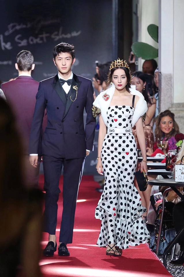 Hình ảnh Địch Lệ Nhiệt Ba và Kim Đại Xuyên trong show Dolce & Gabbana của Tuần Lễ thời trang Milan.