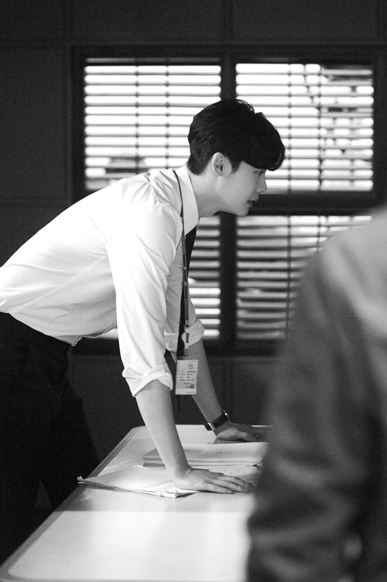 Ngắm loạt hình Lee Jong Suk trong 'While You Were Sleeping'