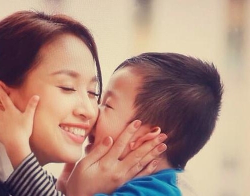 Không chỉ là người mẹ mà cô còn trở thành người bạn chia sẻ mọi tâm tư với con để bé mở lòng hơn.