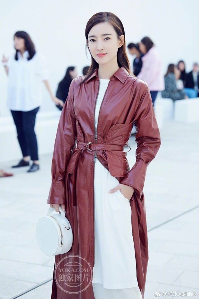 Vương Lệ Khôn xuất hiện mới lạ và hấp dẫn.
