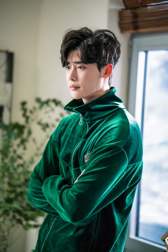 Ngắm loạt hình Lee Jong Suk trong 'While You Were Sleeping'