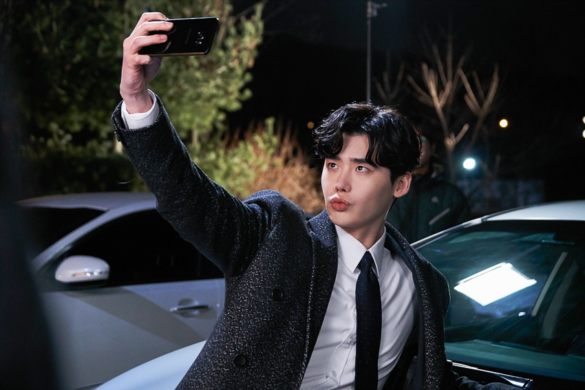 Ngắm loạt hình Lee Jong Suk trong 'While You Were Sleeping'