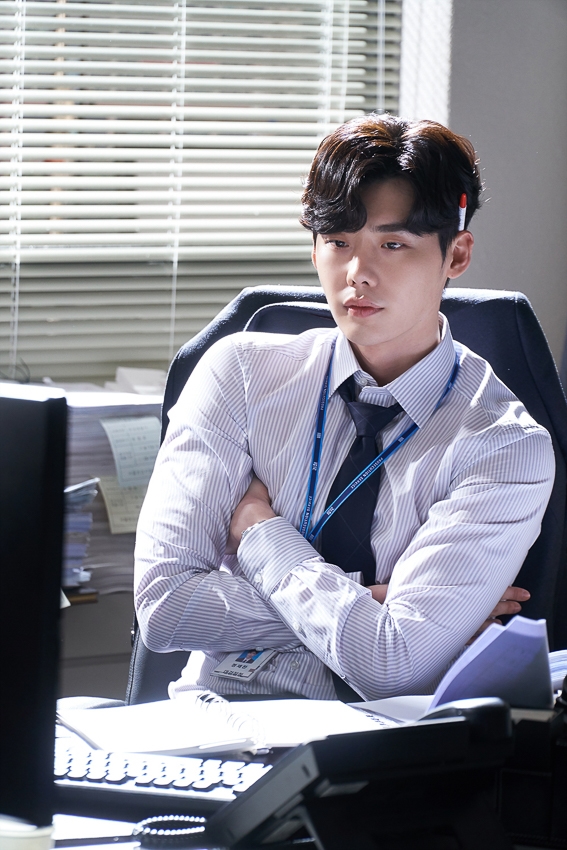 Ngắm loạt hình Lee Jong Suk trong 'While You Were Sleeping'