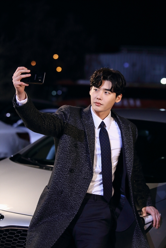 Ngắm loạt hình Lee Jong Suk trong 'While You Were Sleeping'