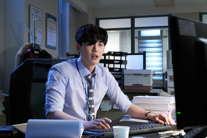 Ngắm loạt hình Lee Jong Suk trong 'While You Were Sleeping'