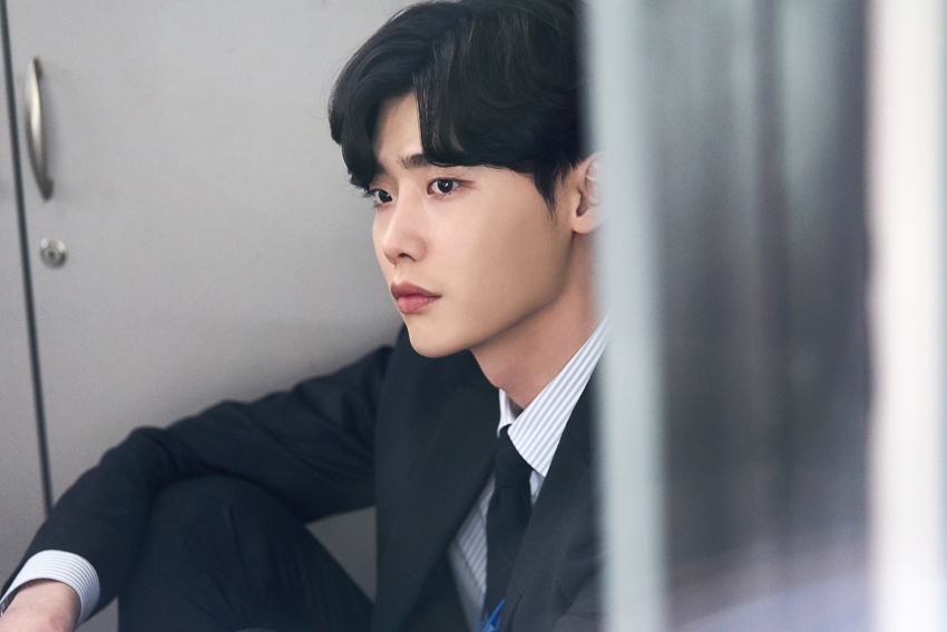 Ngắm loạt hình Lee Jong Suk trong 'While You Were Sleeping'