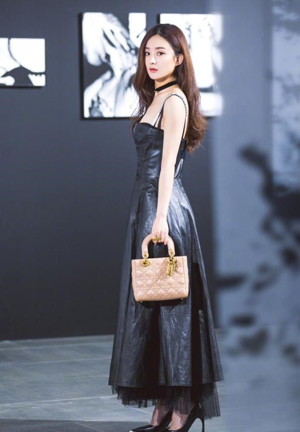 Triệu Lệ Dĩnh quá đáng yêu 'lên đường' dự show của Dior ở Paris