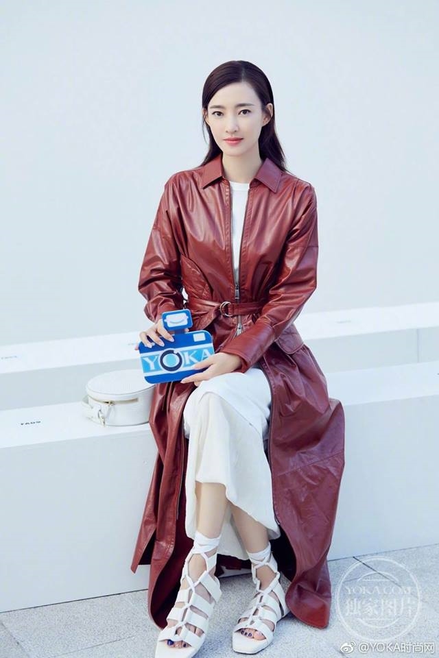 Vương Lệ Khôn xuất hiện mới lạ và hấp dẫn.