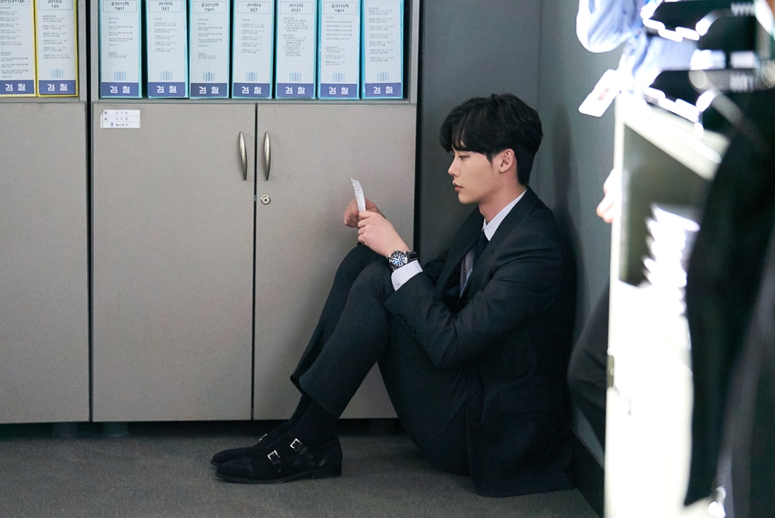 Ngắm loạt hình Lee Jong Suk trong 'While You Were Sleeping'