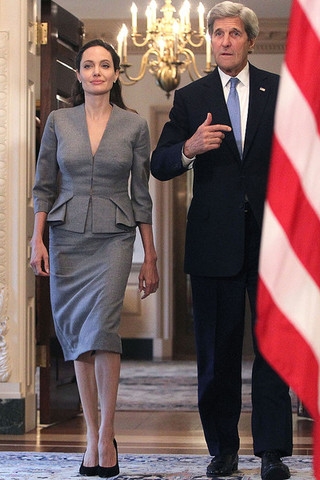 Fan vui ừng khi Angelina Jolie tăng cân trở lại và ăn mặc đẳng cấp