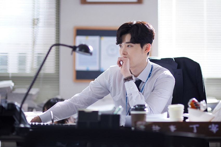 Ngắm loạt hình Lee Jong Suk trong 'While You Were Sleeping'