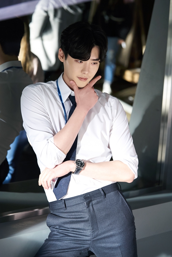 Ngắm loạt hình Lee Jong Suk trong 'While You Were Sleeping'