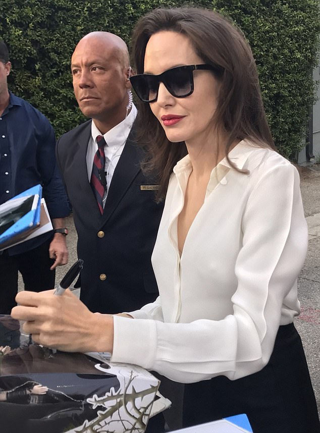 Fan vui ừng khi Angelina Jolie tăng cân trở lại và ăn mặc đẳng cấp