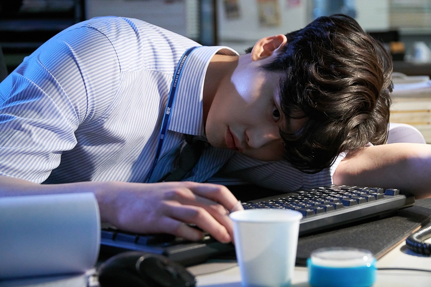 Ngắm loạt hình Lee Jong Suk trong 'While You Were Sleeping'