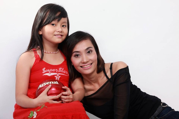 Bé Thuý Anh ngày bé bên mẹ.