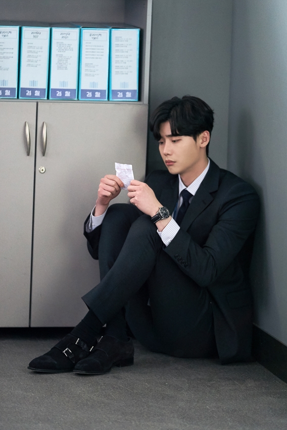 Ngắm loạt hình Lee Jong Suk trong 'While You Were Sleeping'