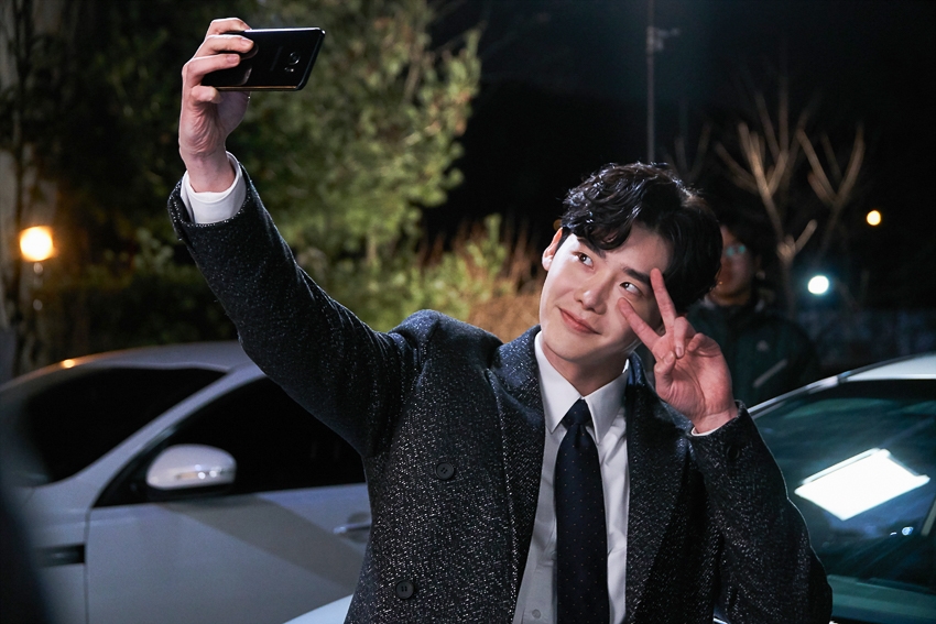 Ngắm loạt hình Lee Jong Suk trong 'While You Were Sleeping'