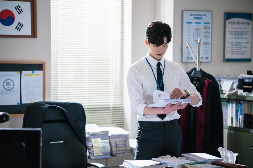 Ngắm loạt hình Lee Jong Suk trong 'While You Were Sleeping'