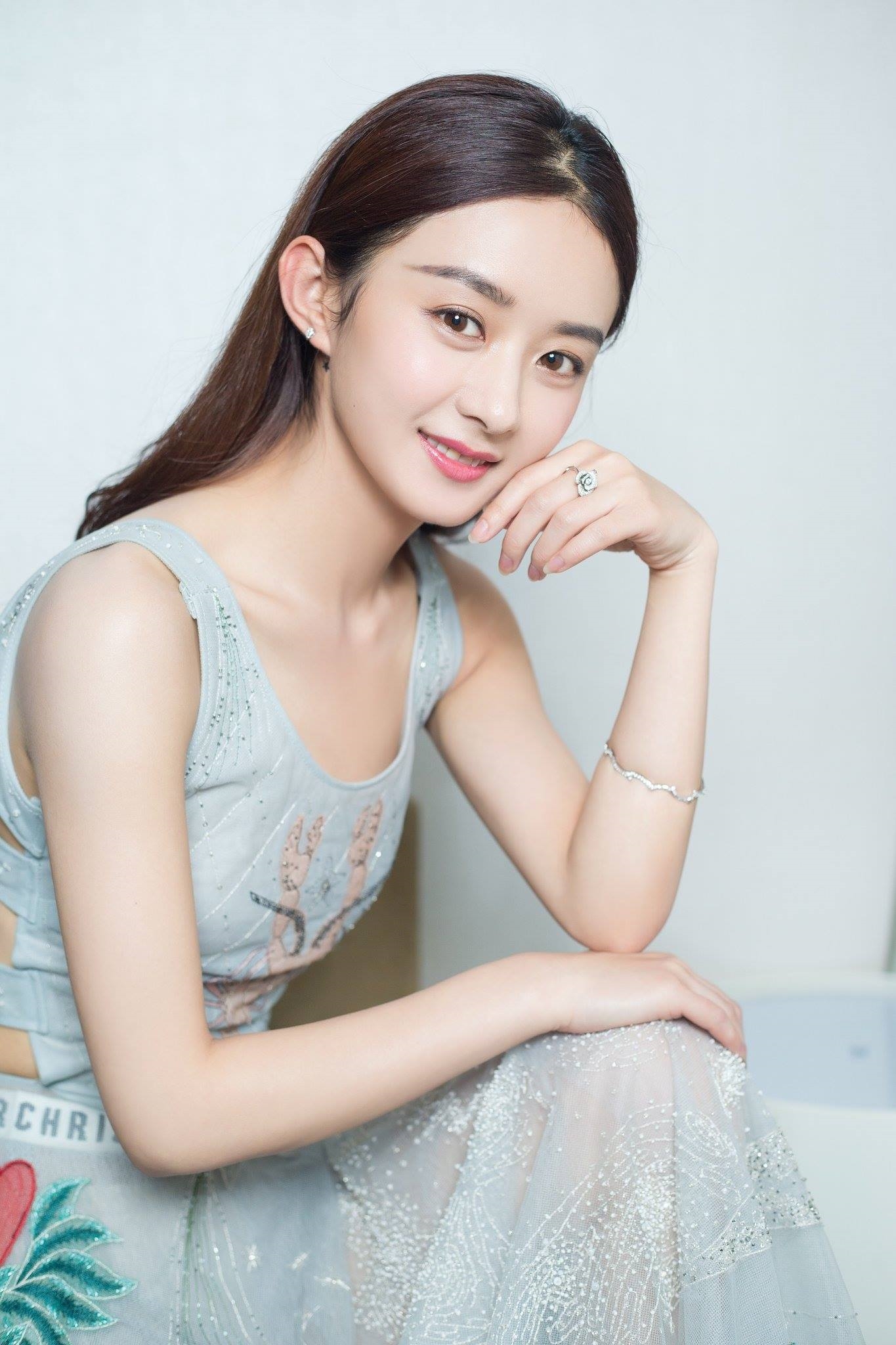 Triệu Lệ Dĩnh chính thức trở thành đại sứ thương hiệu Dior