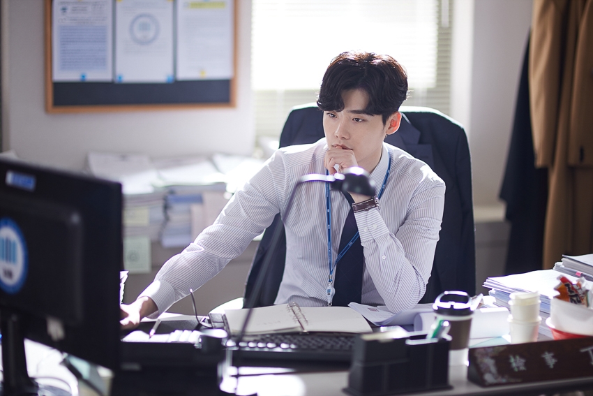 Ngắm loạt hình Lee Jong Suk trong 'While You Were Sleeping'
