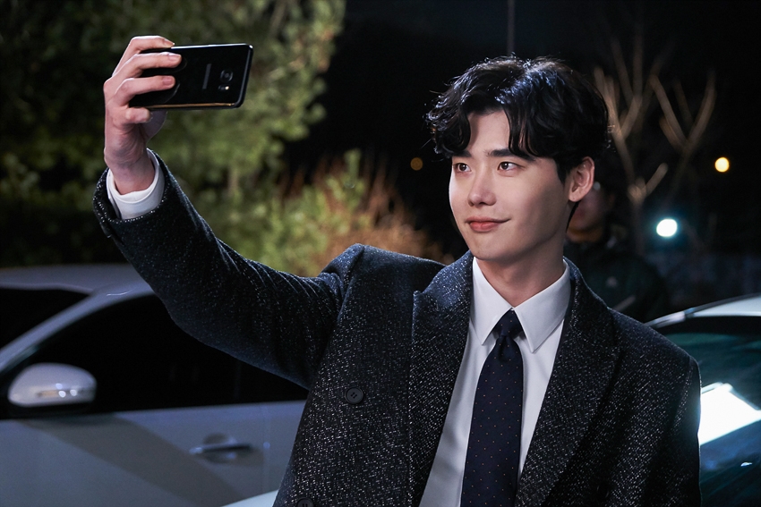 Ngắm loạt hình Lee Jong Suk trong 'While You Were Sleeping'