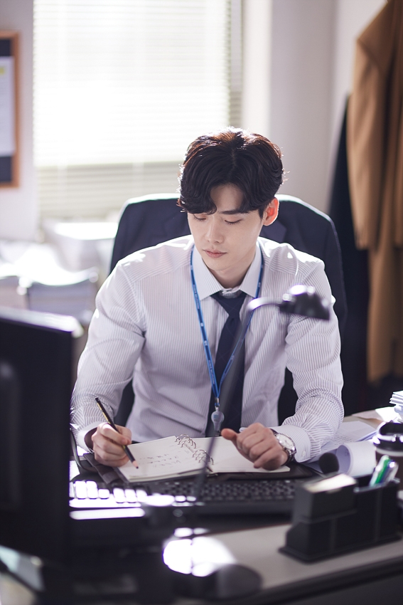 Ngắm loạt hình Lee Jong Suk trong 'While You Were Sleeping'