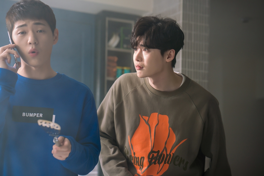 Ngắm loạt hình Lee Jong Suk trong 'While You Were Sleeping'